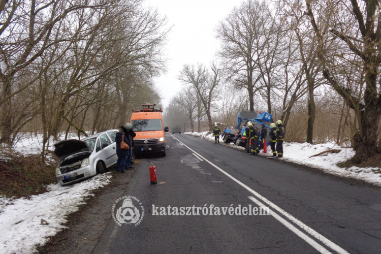 Árokba csúszott járművek és a forgalmat veszélyeztető fák miatt is vonultak a tűzoltók!
