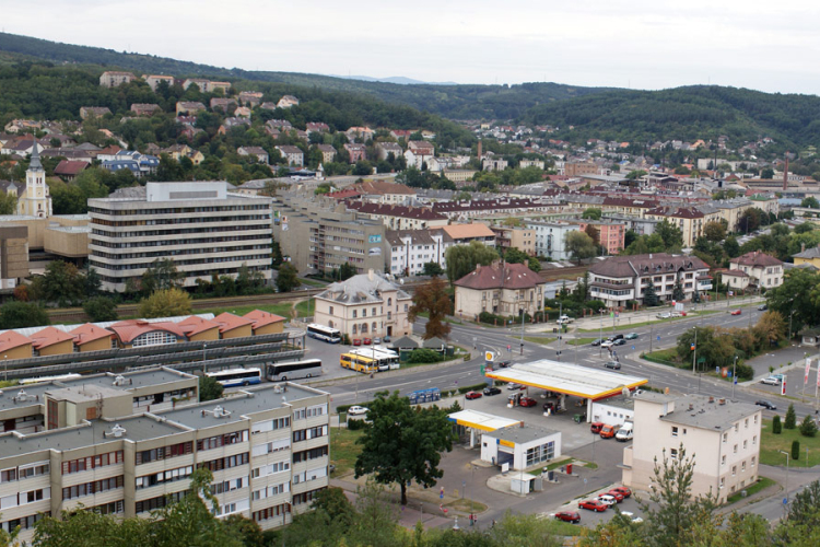3 helyett 1 elektromos busz, több útfelújítás