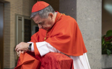 A vatikáni bíróság sikkasztásért több mint öt évre ítélte Angelo Becciu bíborost.