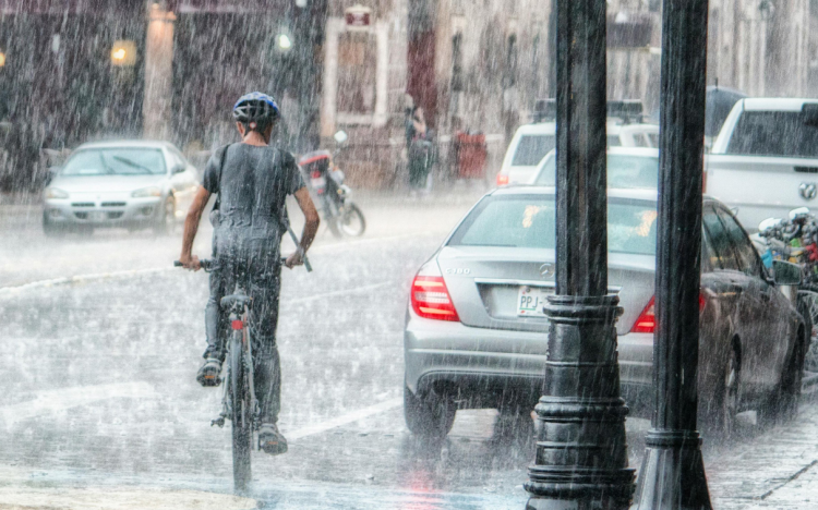Helyenként zápor, zivatar kialakulhat.
