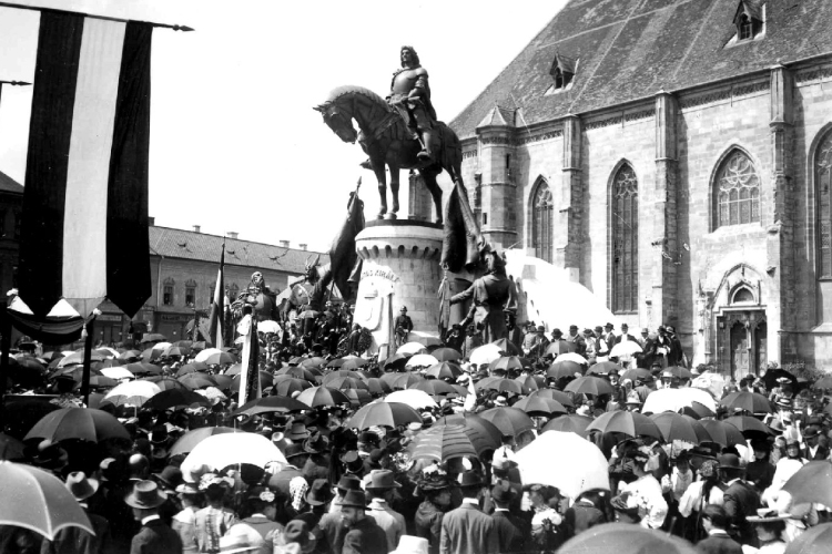 31 éve történt, hogy Kolozsvárott Mátyás király szobrának feliratátát nagy román-ra változtatták