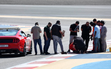 Előrehozott ebédszünet: egy csatornafedél miatt lefújták a tesztnap első félidejét.