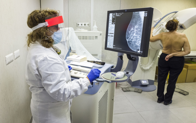 Egyre több érv szól amellett, hogy csökkenteni kell az ingyenes mellrákszűrés korhatárát!