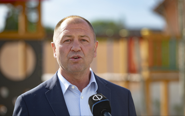 Maruzsa Zoltán: idén 200 ezer notebook kerül az iskolákba.