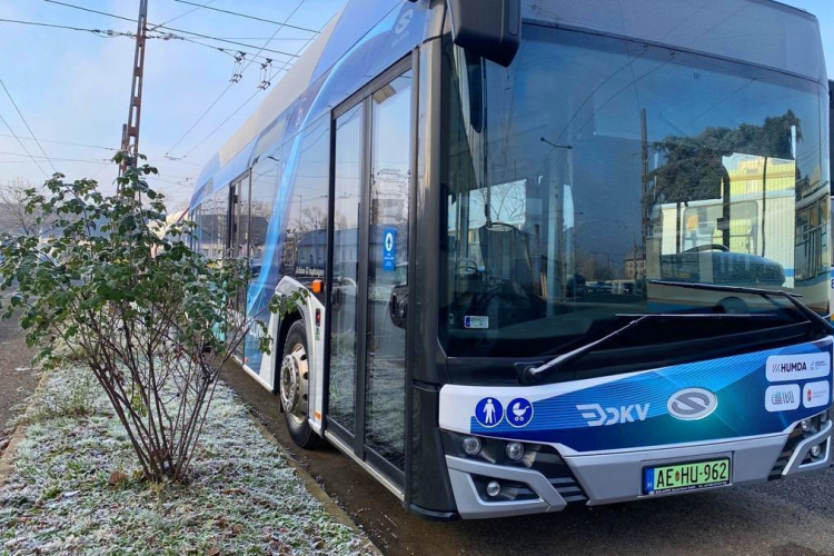 Debrecenben kétszer 4 héten át tesztelik a tüzelőanyagcellás autóbuszt.