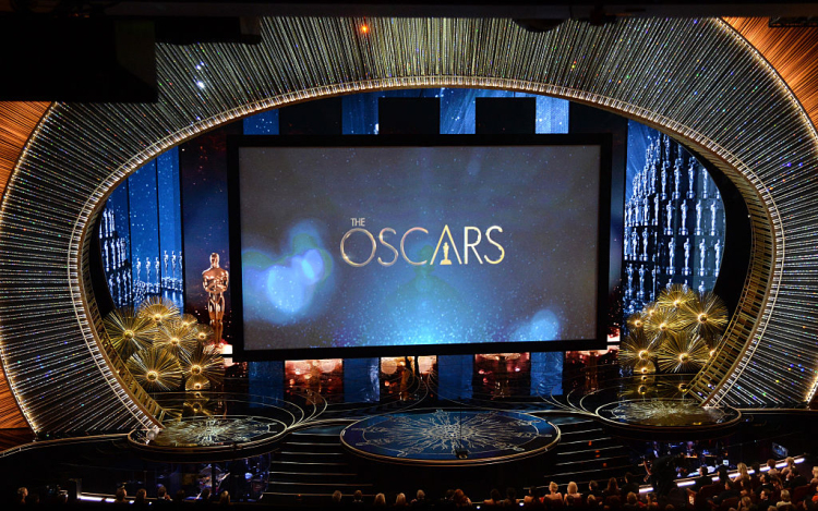 Oscar-díj - Mihalek Zsuzsa elnyerte az Oscar-díjat a legjobb produkciós tervezés kategóriában.