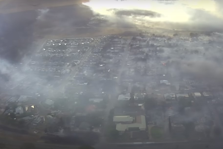 Mauin lassan halad a tűzvész utáni romok átkutatása