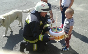 Tűzoltókkal ünnepelt Patrik