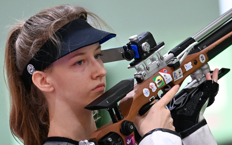 Légfegyveres Eb - Mészáros Eszter második helyen döntős puskában, a magyar csapat ezüstérmes.