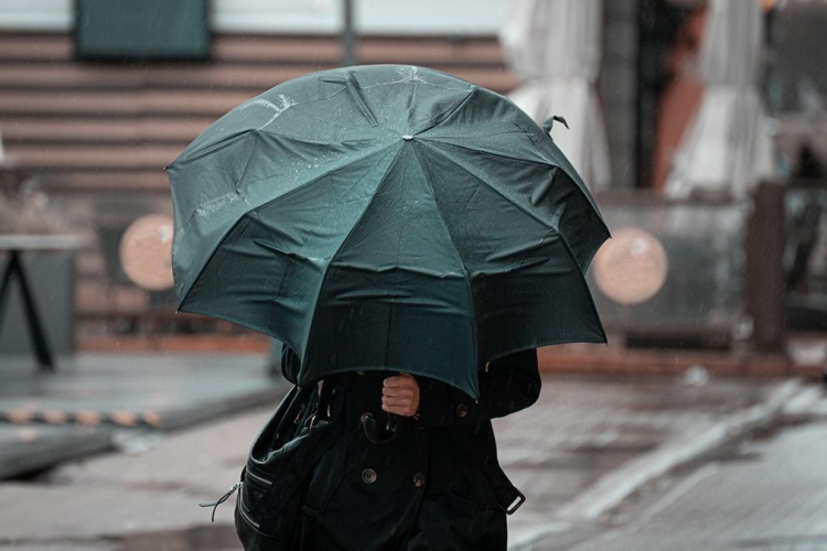 Marad a szeles idő délután esővel