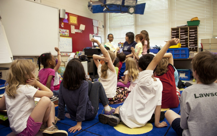 Kalifornia - új törvény szíthatja a konfliktust a szülők és a tanárok között