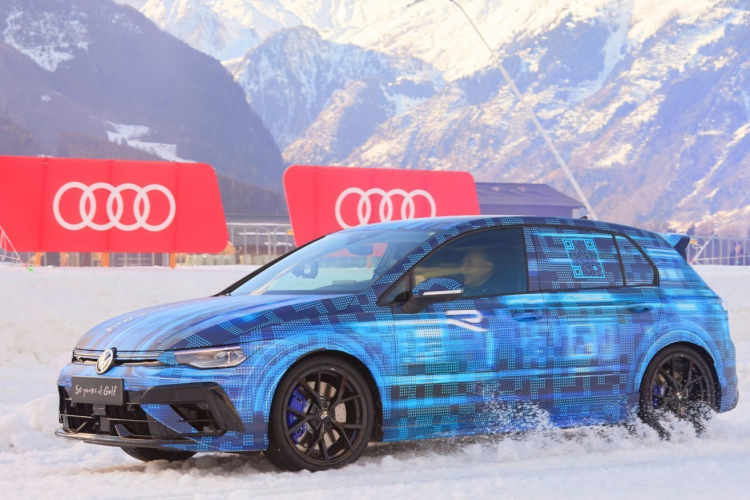 Álcázva mutatták meg a Golf R-t.