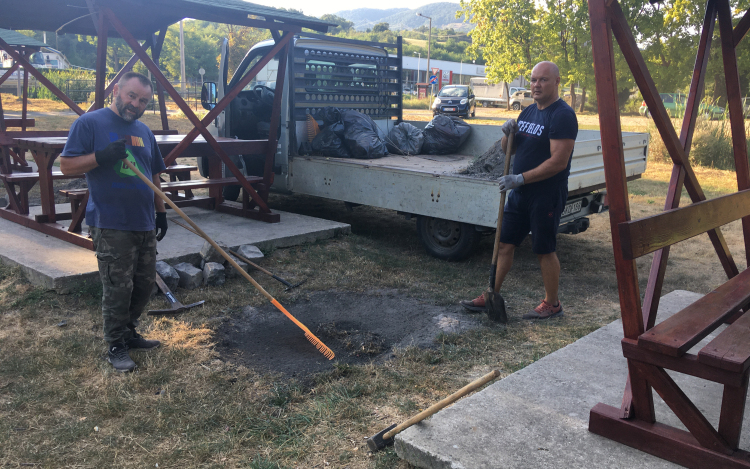 Salgótarján, Tóstrand -16-án, pénteken délután, a KÉT TŰZRAKÓ HELY