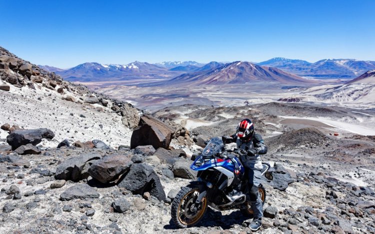24 óra alatt 6000 méternyi szintemelkedést motoroztak az új BMW R1300 GS-sel.