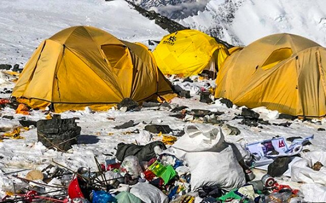11 tonna szemetet szedtek le a Mount Everestről.