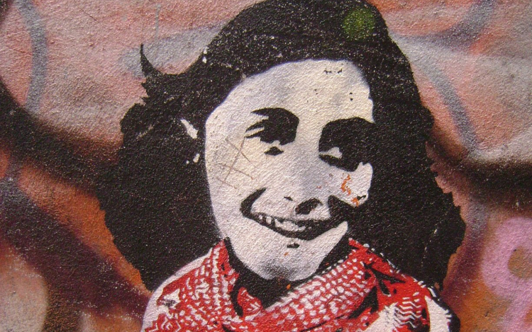 Palesztinbarát feliratot festettek Anne Frank szobrára Amszterdamban