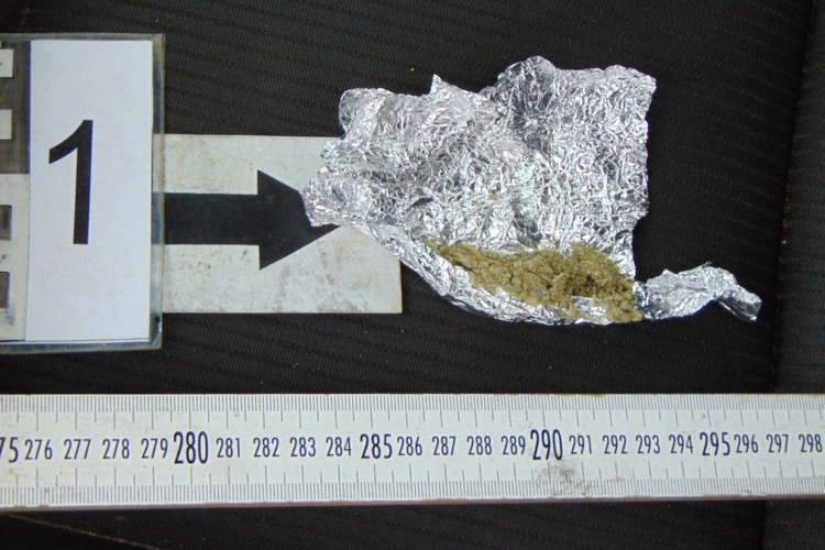 Új pszichoaktív anyagot, kábítószert tartottak maguknál