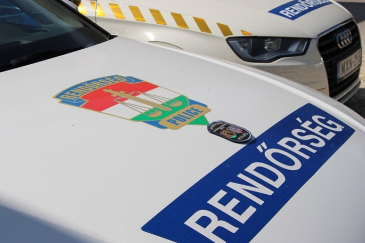 Elkezdődött a szüleit brutálisan meggyilkoló hódmezővásárhelyi nő és élettárásának pere