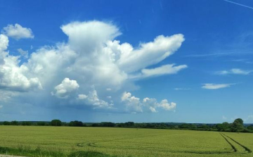 Marad a fülledtség záporokkal, zivatarokkal.
