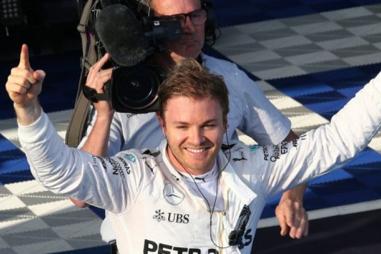 Alonso brutális balesete után Rosberg győzött az idénynyitón - VIDEÓ