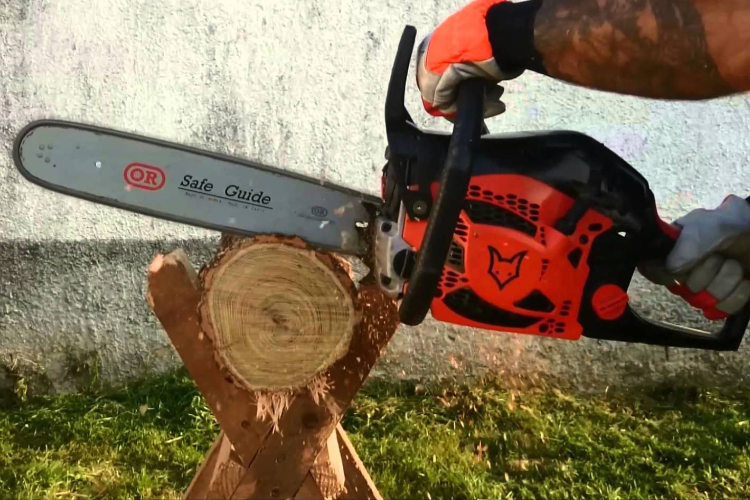 Láncfűrészt lopott