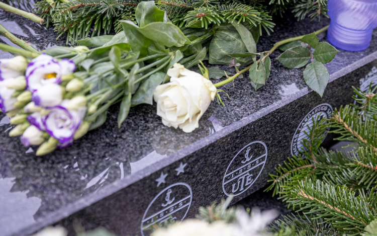 Felavatták Törőcsik András síremlékét.