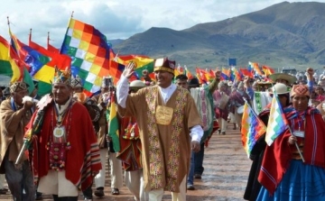 Inka császárnak öltözött beiktatási ünnepségének első eseményén a bolíviai elnök