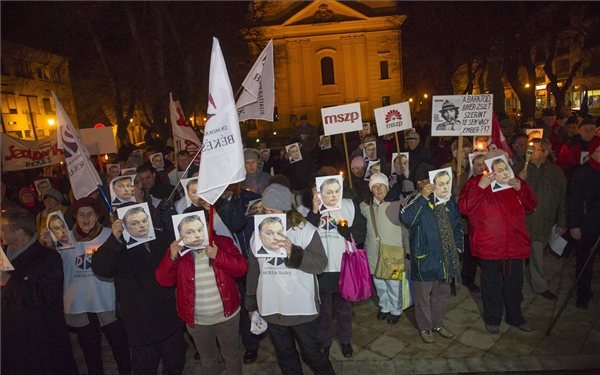 Fidesz-KDNP-frakcióülés - A kormány ellen tüntettek ellenzéki pártok Gyulán