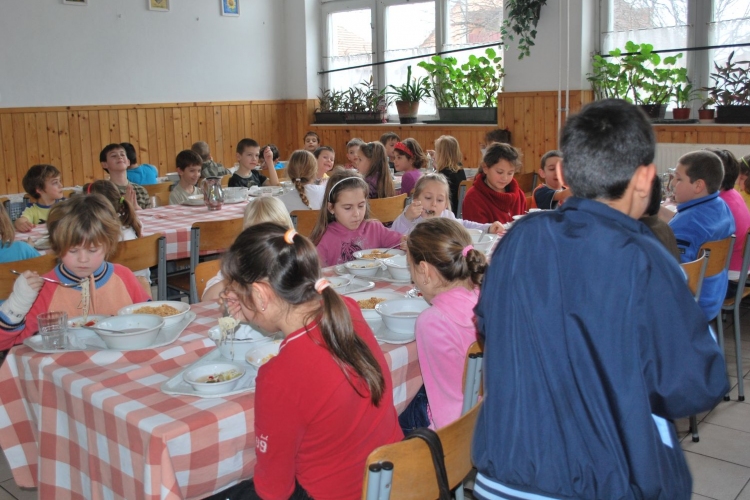 Nyári étkeztetés rászoruló gyerekeknek