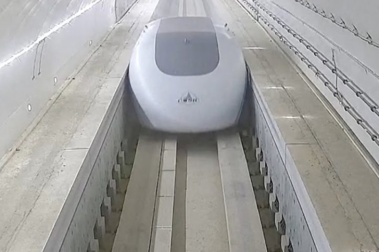 Hogy mehet 1000 km/h-val egy vonat