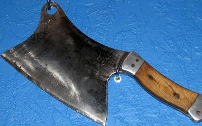 Húsvágó bárddal érkezett az italboltba