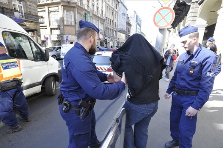 Egy hét alatt háromszor razziáztak egy fővárosi szórakozóhelyen