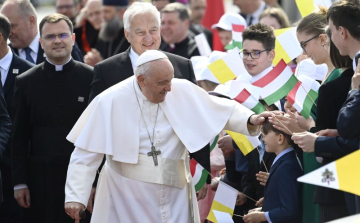 Pápalátogatás - Díszkötet jelent meg Ferenc pápa magyarországi látogatásáról.