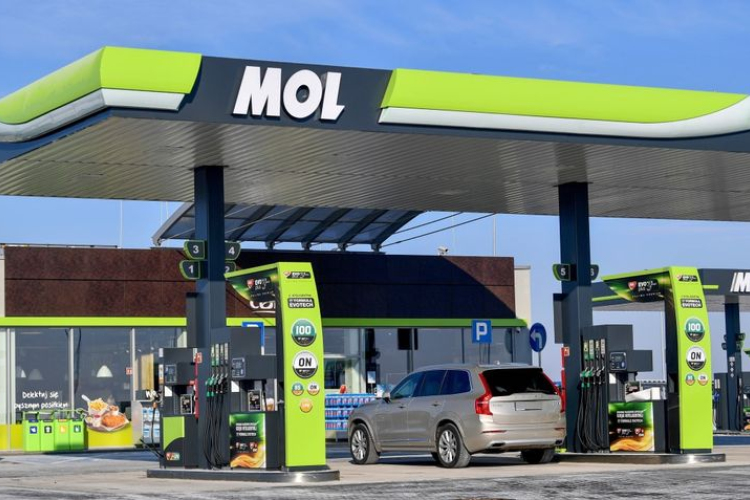 Kongatják a vészharangot a kisbenzinkutak: brutális üzemanyagár-emelés jöhet 2024-től