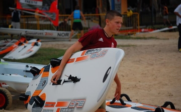 Nikl András a szörfbajnok