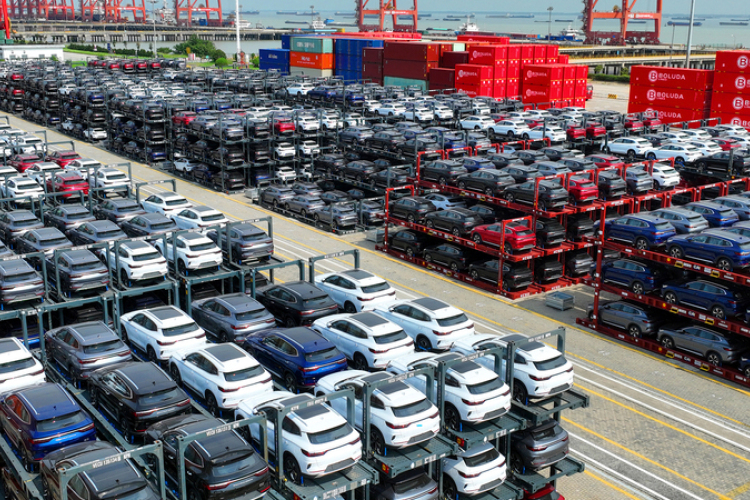 Kína bírálta az elektromos autóira kivetendő uniós vámtervet.