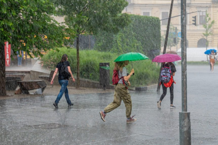 Záporok, zivatarok indítják a hetet.