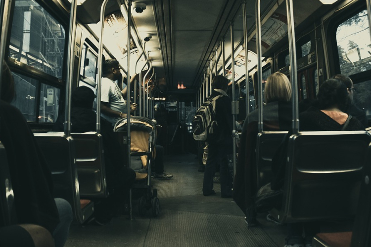 Kevesebb időt töltenek utazással az ingázók, mint a fővárosiak