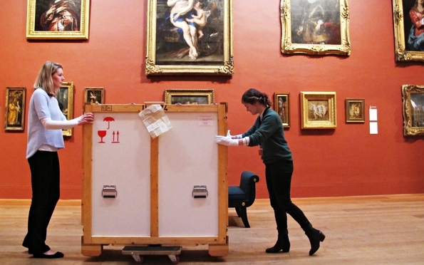 Mesterművek közé rejtett hamisítványt kell megtalálniuk egy londoni múzeum látogatóinak