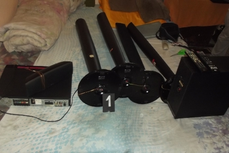 Kardot és műszaki cikkeket loptak