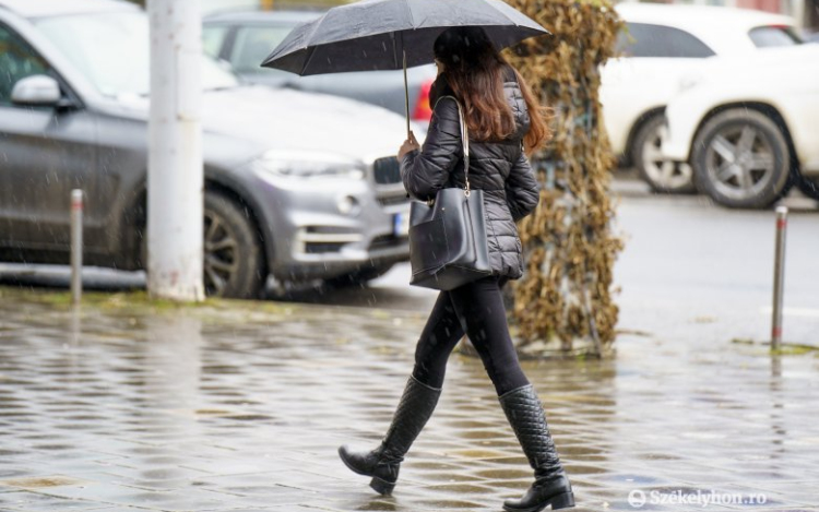 Enyhe, szeles, záporos hétzárás.