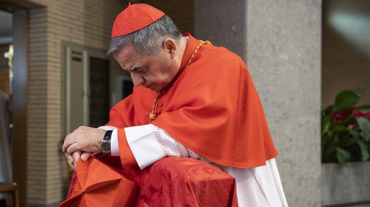 A vatikáni bíróság sikkasztásért több mint öt évre ítélte Angelo Becciu bíborost.