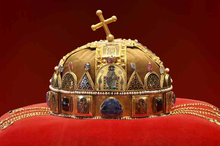 Mátyás király mai értéken ötezer milliárd forintért vette vissza a Szent Koronát 