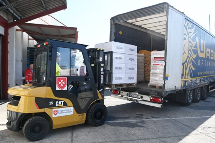 Harmincöt tonnányi segélyszállítmánnyal indult útnak a Magyar Máltai Szeretetszolgálat Budapestről