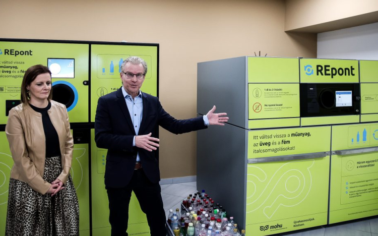 Bemutatták a palackvisszaváltó automatákat, 4-5 ezer visszaváltási pontot ígérnek