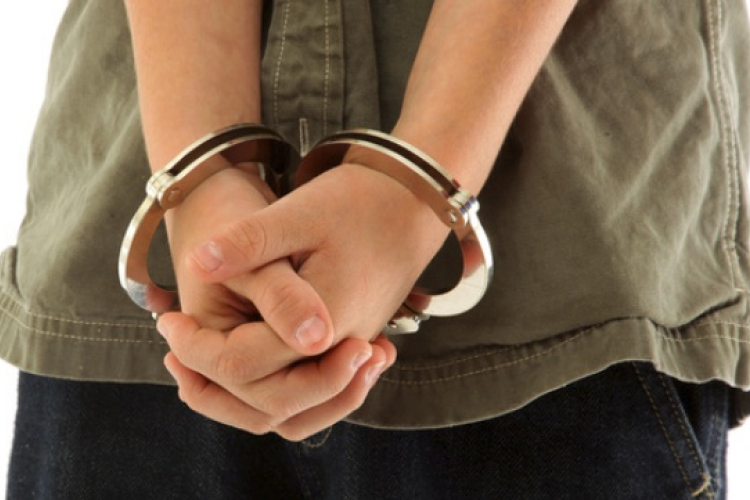 Kerítést bontott, mobilt lopott