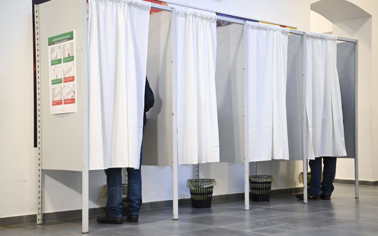 Voks 24 - Megnyitottak a szavazókörök.