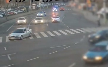 Bekábszerezve menekült a rendőrök elől a BMW-s - Videó