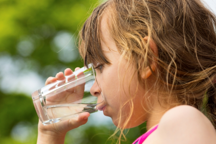 A hőségben 8-10-szer javallott inni egy nap 