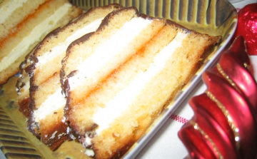 Őzgerinc formában sült mézes-krémes sütemény